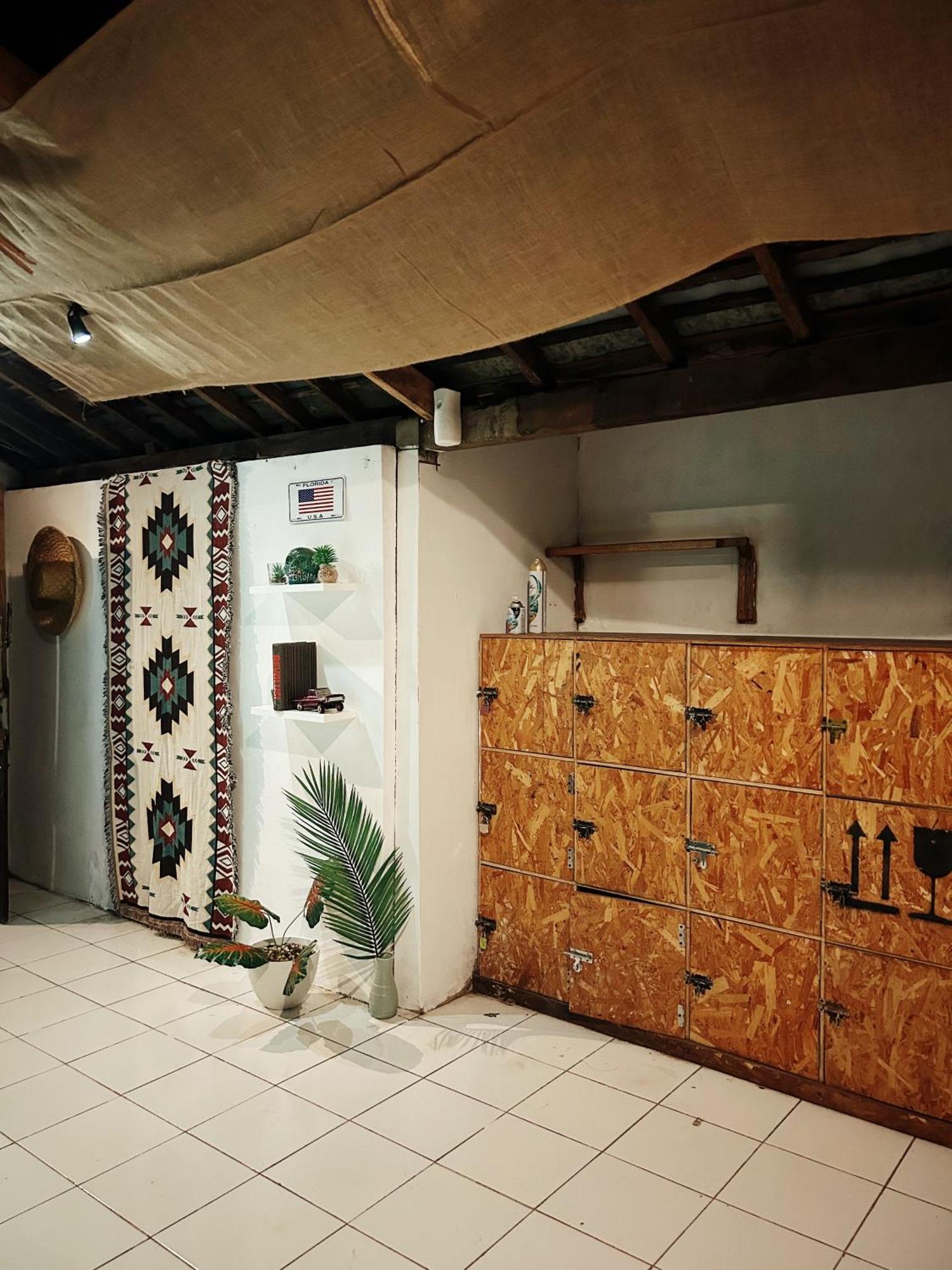 Losmanos Hostel Yogyakarta Exterior photo