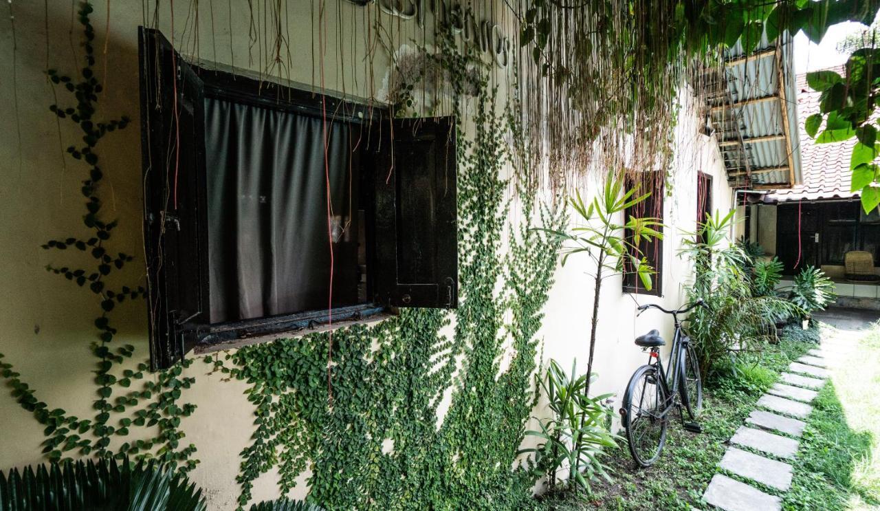 Losmanos Hostel Yogyakarta Exterior photo